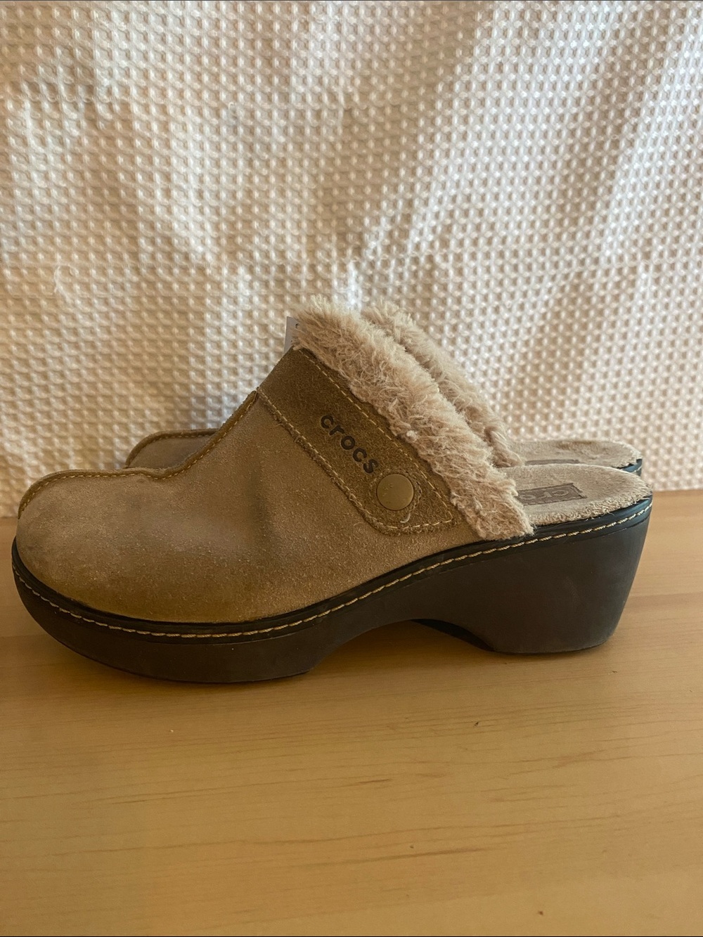 Crocs cobbler Women's Tan Suede Fur-Lined Clog slip on size 8